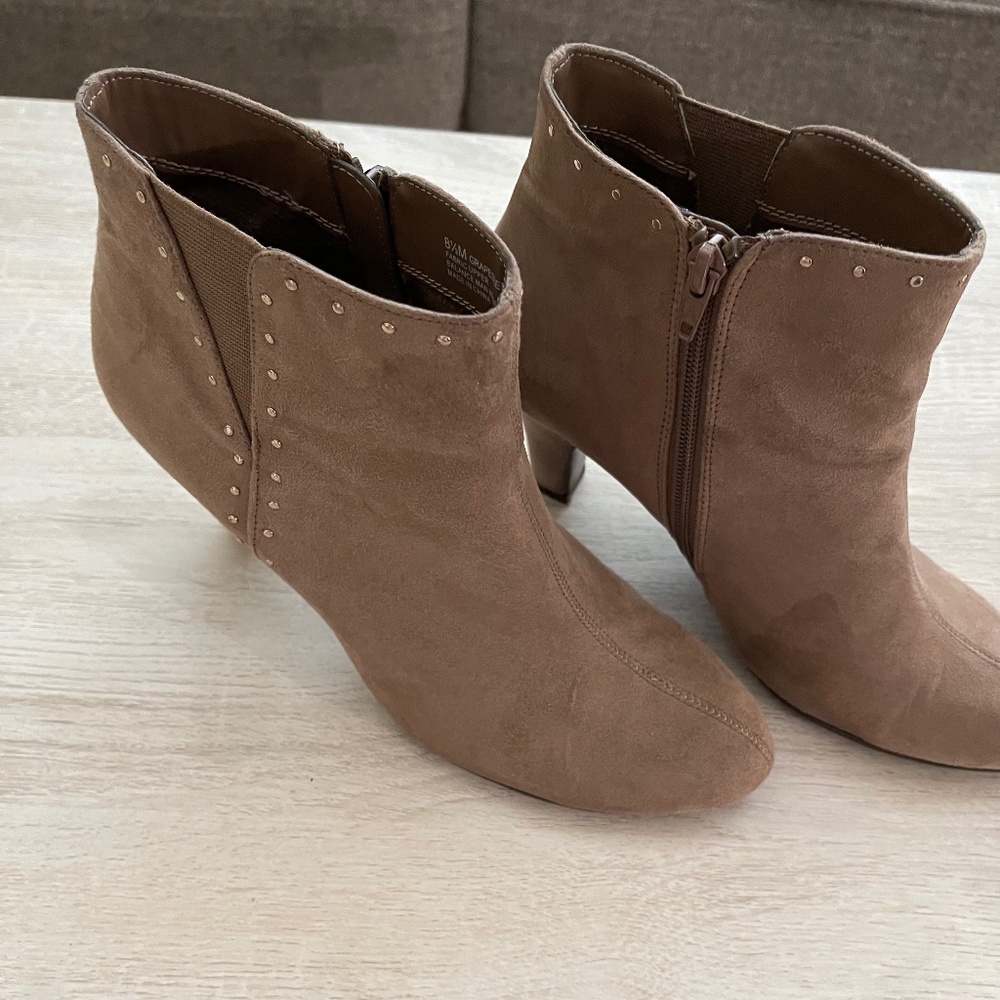 Like new AEROSOLES booties size 8:5